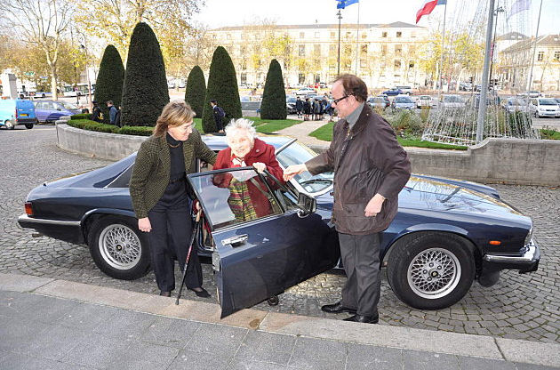 Anne arrives by limousine for her presentation