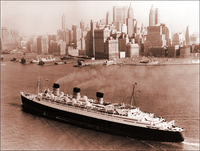 Queen Mary arriving in NY