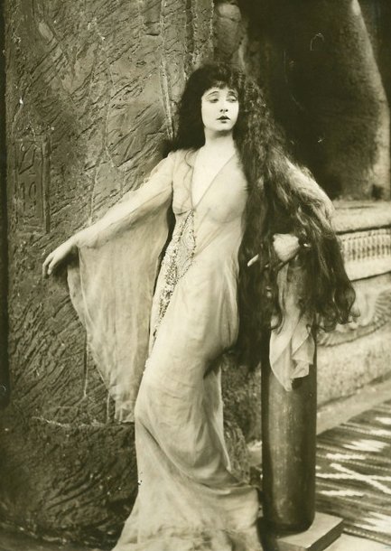 Betty Blythe as Ayesha
