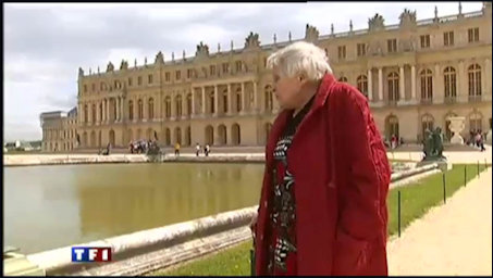 Anne Golonadmires the fountains