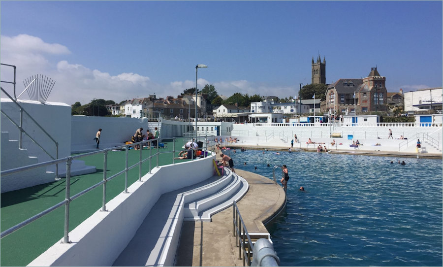 The Yacht Inn from the Jubilee Lido