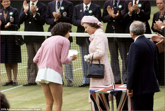 HM Queen presenting the plate to Virginia Wade in 1977