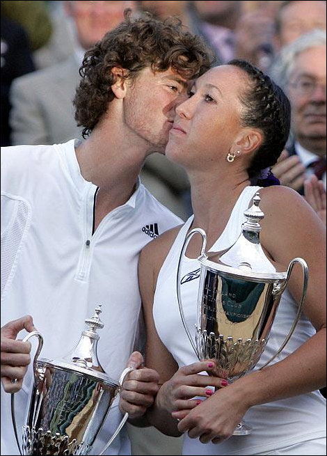 JJ and Murray sharing an air kiss