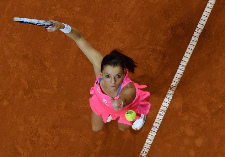 Aga Radwanska serving on clay