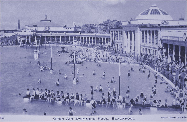 Full to the rafters of people enjoying themselves in the Open Air Swimming Pool