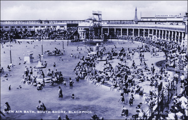 Full to the rafters of people enjoying themselves in the Open Air Swimming Pool