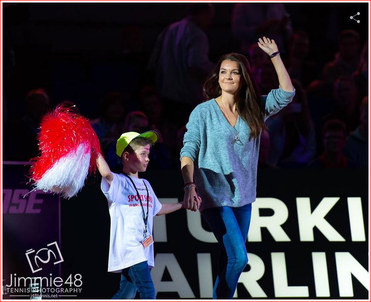 Aga, a fan and a Polish pom pom