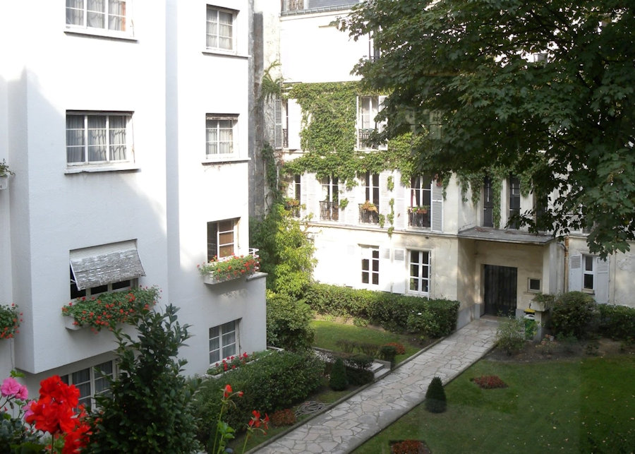 Entrance to Tamara del Lempickas building