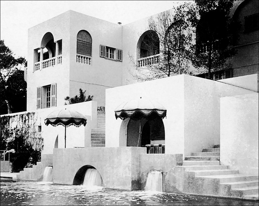 Swimming Pool entrance Chateau de l'horizon