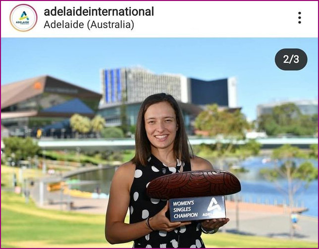 Iga Swiatek with her Ferguson indigenous inspired trophy