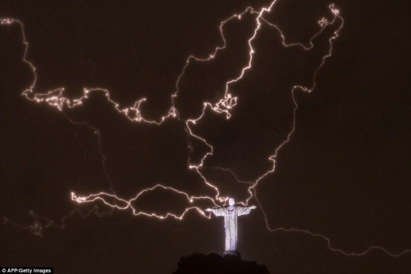 Christ the Redeemer struck by lightning