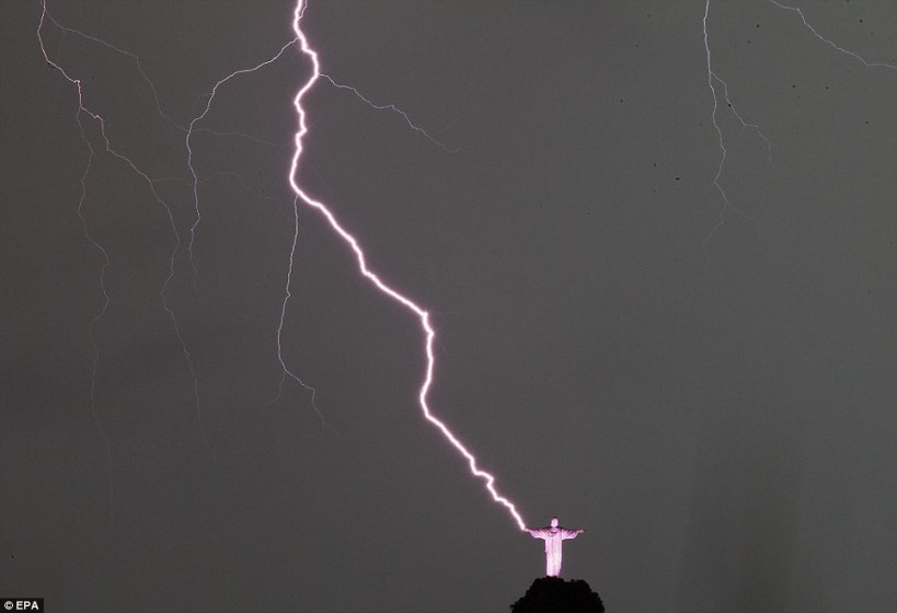 Christ the Redeemer struck by lightning