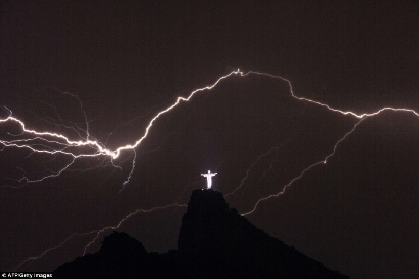 Christ the Redeemer struck by lightning