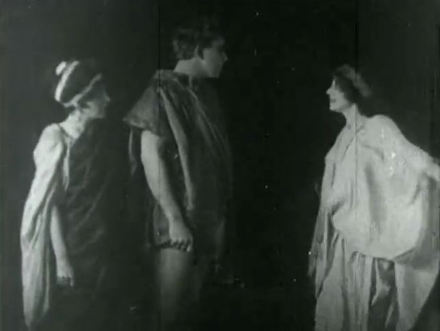 Ayesha pleads with Leo not to be afraid